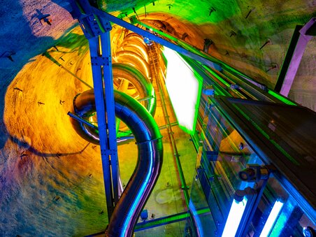 Una vista dello scivolo Schlossberg di Graz con luci colorate. | © Graz Tourismus - Harry Schiffer