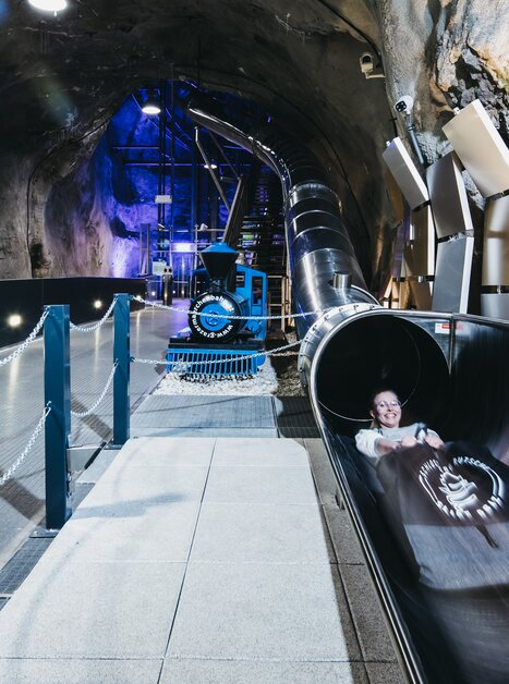 Un visitatore sulla The Slide a Graz, all'interno di un tunnel con effetti di luce. | © Diesel GmbH