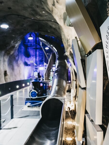 The Slide a Graz presenta uno scivolo futuristico in un tunnel illuminato. | © Diesel GmbH