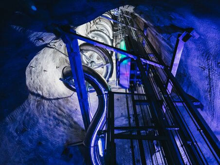 Vista della Slide a Graz, illuminata con luci colorate. | © Diesel Heldentheater