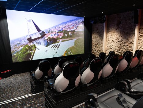 Das Erlebniskino in Graz mit einer großen Leinwand und speziellen Sitzen. | © Dieselkino