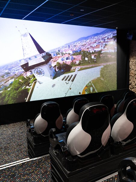 Das Erlebniskino in Graz mit einer großen Leinwand und speziellen Sitzen. | © Dieselkino
