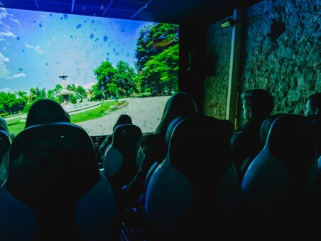 Besucher im 4D-Kino erleben eine immersive Filmvorführung. | © Region Graz - Mias Photoart