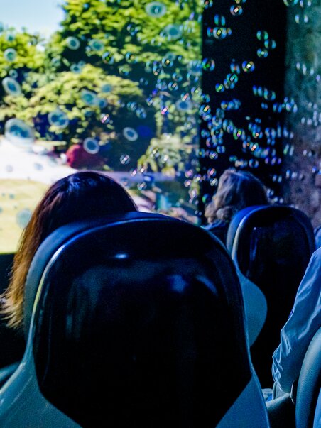 Besucher im 4D-Kino mit beeindruckenden Spezialeffekten. | © Region Graz - Mias Photoart