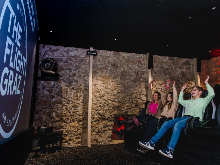 Gäste genießen ein 4D-Kinoerlebnis bei The Flight Graz. | © Region Graz - Mias Photoart