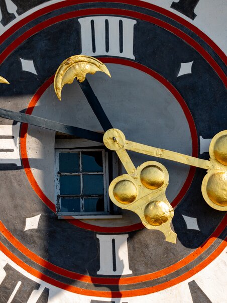 Goldene Uhrzeiger am Grazer Uhrturm auf dem Schlossberg. | © Graz Tourismus - Harry Schiffer