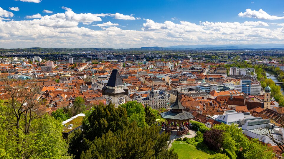 Blick über Graz mit dem Uhrturm am Schlossberg und der Mur. | © Graz Tourismus - Harry Schiffer