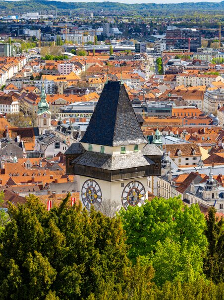 Der Grazer Uhrturm thront über der Stadt Graz und bietet einen Blick auf die Stadt. | © Graz Tourismus - Harry Schiffer