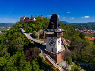 Der Grazer Uhrturm steht majestätisch auf dem Schlossberg. | © Graz Tourismus - Harry Schiffer