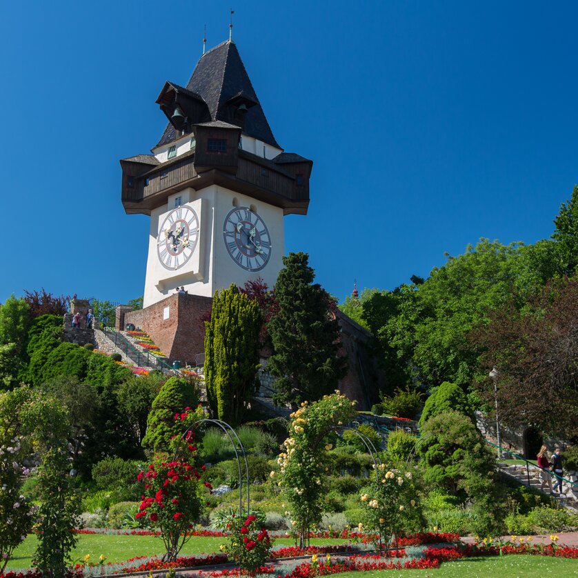 Der Grazer Uhrturm steht majestätisch über der Stadt Graz. | © Graz Tourismus - Harry Schiffer