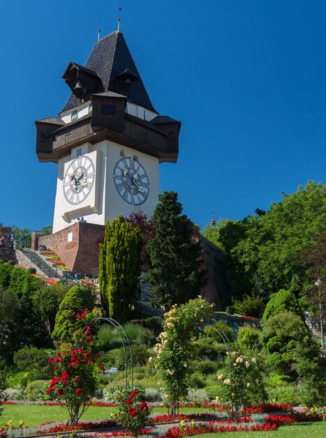 Der Grazer Uhrturm steht majestätisch über der Stadt Graz. | © Graz Tourismus - Harry Schiffer