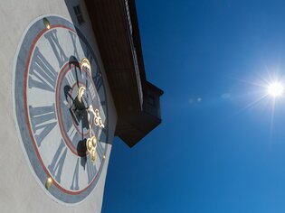 Der Uhrturm am Grazer Schlossberg vor strahlend blauem Himmel. | © Graz Tourismus - Harry Schiffer