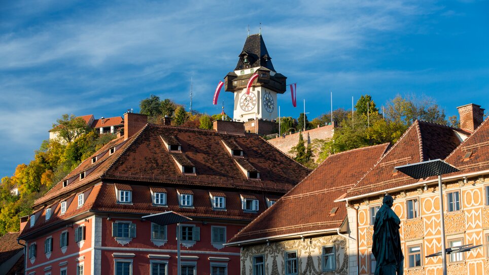 Der Grazer Uhrturm thront majestätisch über der Stadt Graz. | © Graz Tourismus - Harry Schiffer