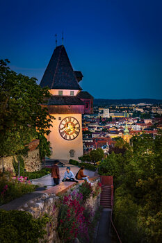 Der Grazer Uhrturm über der Stadt Graz bei Nacht. | © Graz Tourismus - Werner Krug