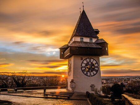 Der Grazer Uhrturm bei Sonnenuntergang über Graz. | © Graz Tourismus - Markus Spenger