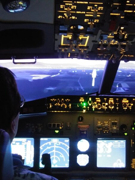 A person pilots the cockpit of an airplane in the GATE-08 simulation center. | © GATE-08 Flight & Racing Simulation Center e.U. / Herr Marc Asplanato