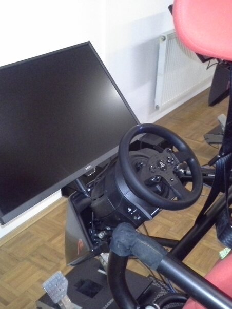 A racing simulator featuring a steering wheel and monitor, part of the GATE-08 simulation center. | © GATE-08 Flight & Racing Simulation Center e.U. / Herr Marc Asplanato