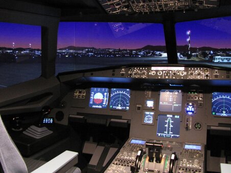 The impressive cockpit in the GATE-08 simulation center, ready for the simulator. | © GATE-08 Flight & Racing Simulation Center e.U. / Herr Marc Asplanato