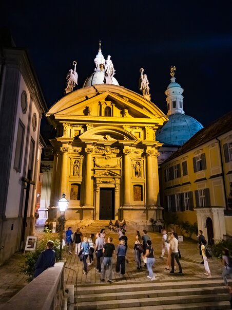 Guided evening tour in front of the mausoleum in Graz at night. | © Graz Tourismus - Werner Krug
