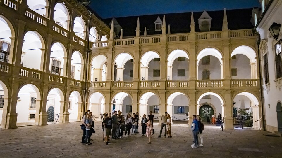 Gruppenführung im Grazer Landhaushof bei Nacht. | © Graz Tourismus - Werner Krug