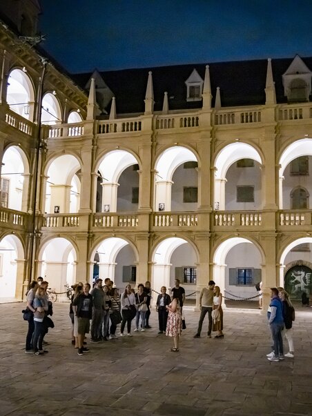 Gruppenführung im Grazer Landhaushof bei Nacht. | © Graz Tourismus - Werner Krug