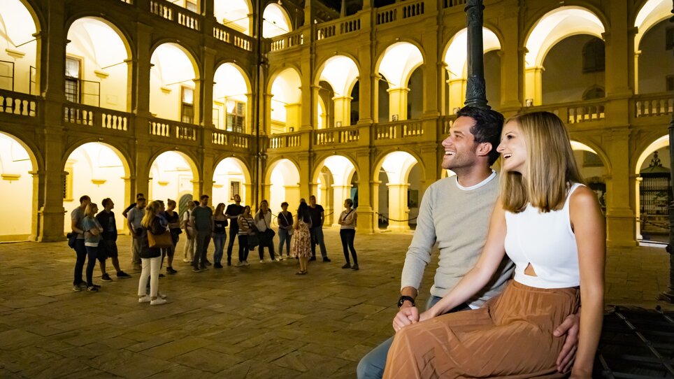 Ein Paar genießt den Abend im Landhaushof bei einem geführten Rundgang in Graz. | © Graz Tourismus - Werner Krug