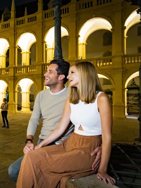 Ein Paar genießt den Abend im Landhaushof bei einem geführten Rundgang in Graz. | © Graz Tourismus - Werner Krug