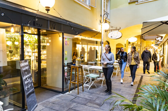 Women walking in an alley with shops in Graz. | © Graz Tourismus - Werner Krug