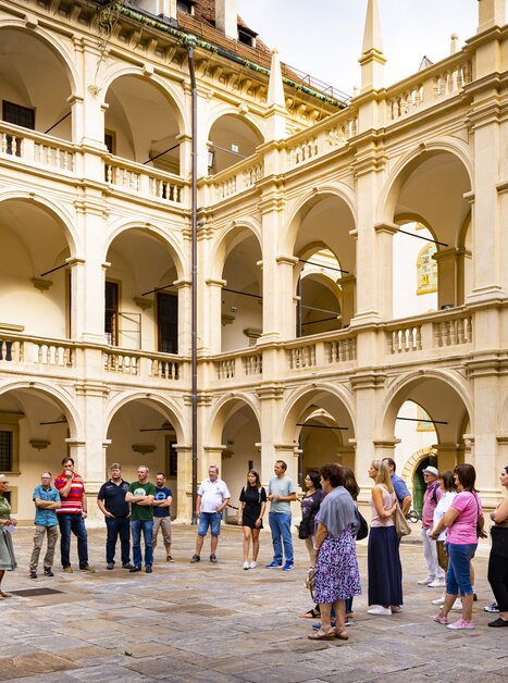 Group of tourists on a tour in the Landhaushof in Graz. | © Graz Tourismus - Werner Krug