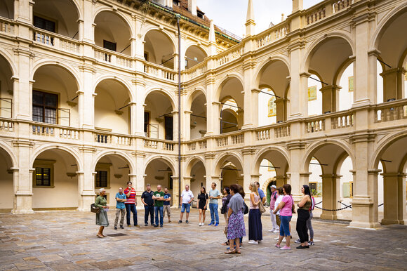 Gruppo di turisti in visita guidata nel Landhaushof di Graz. | © Graz Tourismus - Werner Krug
