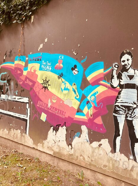 Graffiti mit bunten Mustern und Figuren an einer Wand in Graz. | © Graz Tourismus - Nadja Albrecht
