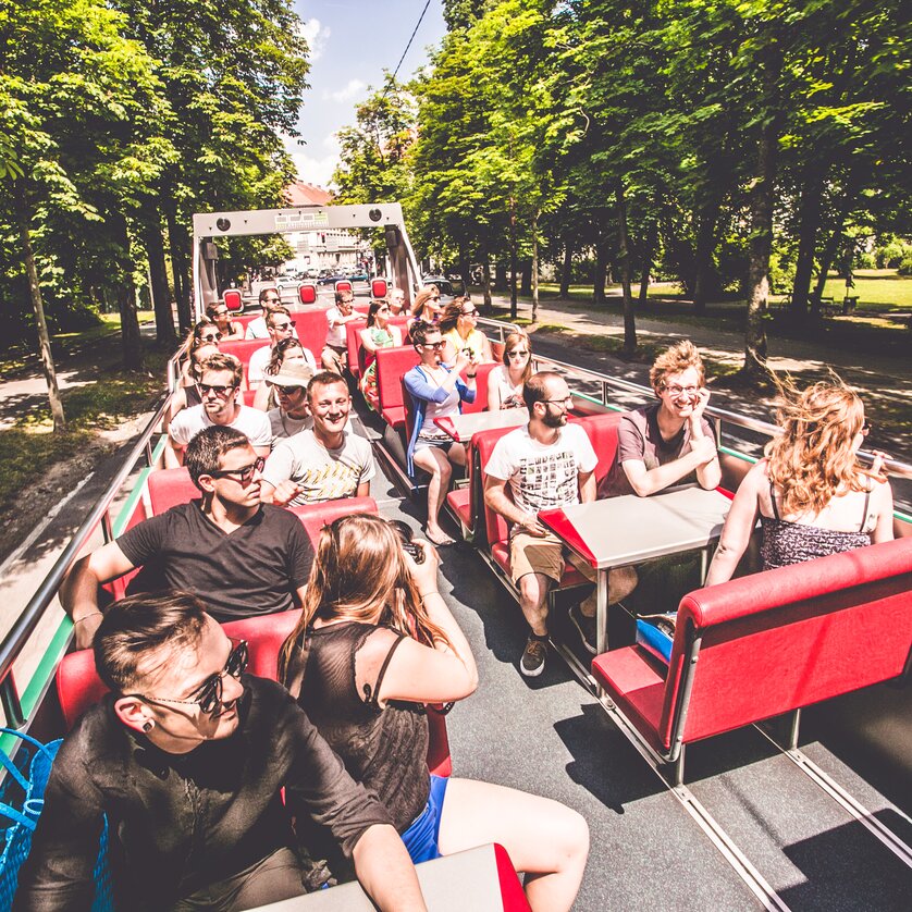 Cabriobus-Stadtrundfahrt in Graz | © Holding Graz -Lupi Spuma Besucher genießen eine Stadtrundfahrt im Cabriobus durch Graz. | © Holding Graz -Lupi Spuma