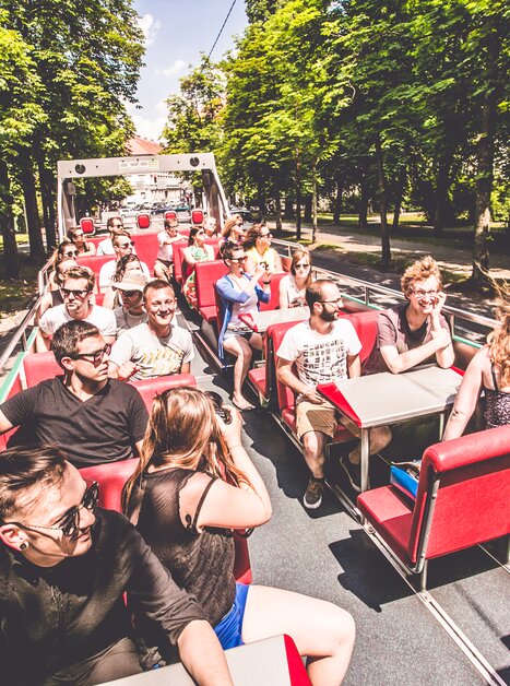 Besucher genießen eine Stadtrundfahrt im Cabriobus durch Graz. | © Holding Graz -Lupi Spuma