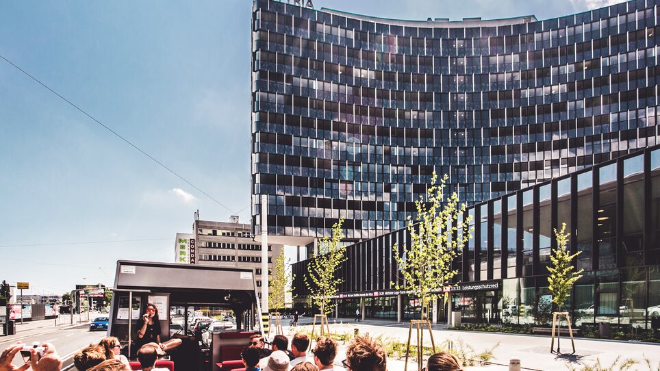 Offene Stadtrundfahrt in Graz mit Blick auf das moderne Gebäude STYRIA. | © Holding Graz -Lupi Spuma