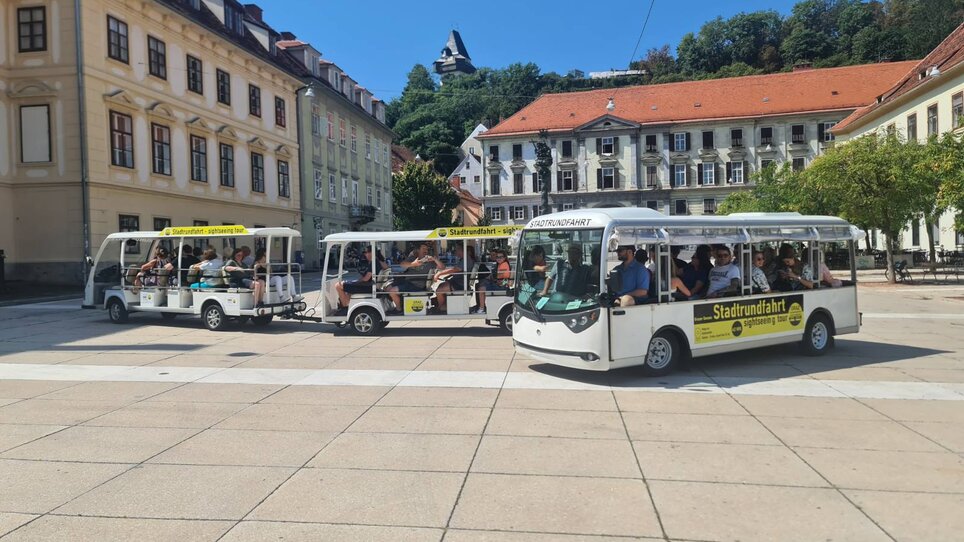 Gruppen von Touristen auf einer Stadtrundfahrt in Graz. | © Graz Stadtrundfahrten
