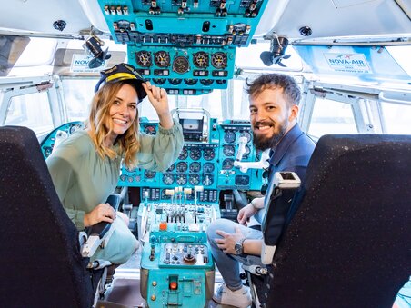 Due persone nella cabina di pilotaggio di un aereo al Novapark Flugzeughotel di Graz. | © Graz Tourismus - Werner Krug