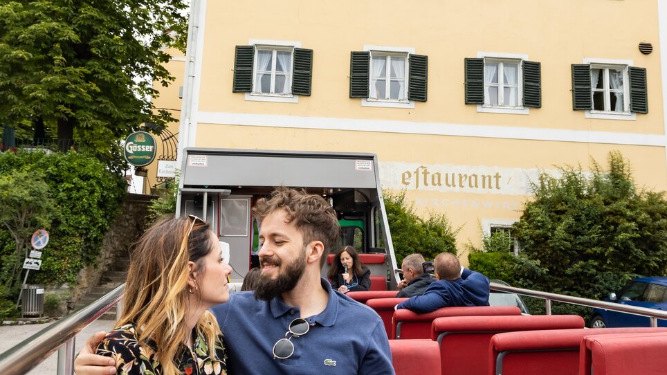 Paar im Cabriobus während der kulinarischen Stadtrundfahrt in Graz. | © Graz Tourismus - Werner Krug