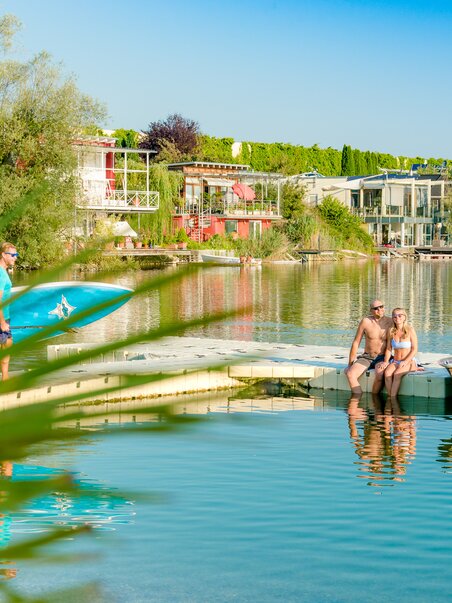 Relaxing scene with paddler and couple by the lake. | © Region Graz - Mias Photoart