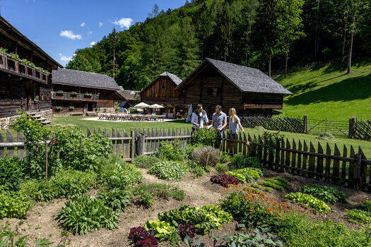 Besucher erkunden den Garten im Freilichtmuseum Stübing. | © Region Graz - Tom Lamm