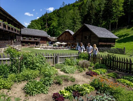 Besucher erkunden den Garten im Freilichtmuseum Stübing. | © Region Graz - Tom Lamm