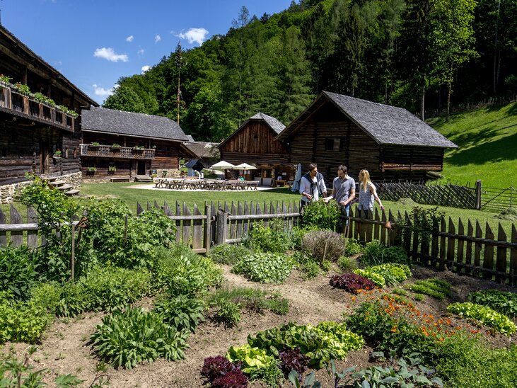 Besucher erkunden den Garten im Freilichtmuseum Stübing. | © Region Graz - Tom Lamm