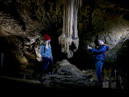 Due persone esplorano la Lurgrotte Peggau, fotografando stalattiti. | © Region Graz - Tom Lamm