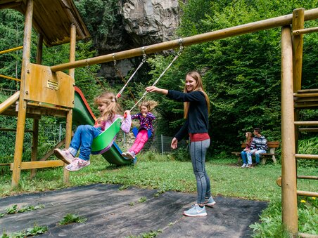 Due ragazze si dondolano mentre una donna le spinge. | © TV Region Graz - Mias Photoart
