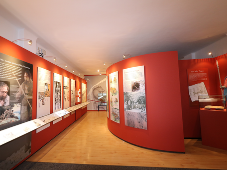 Vista interna di un'esposizione sui Neanderthal, con pannelli informativi e immagini. | © TV Region Graz - J. Lunghammer