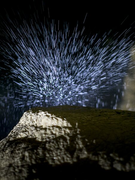 Spraying water in Lurgrotte Semriach over a rock. | © Region Graz - Tom Lamm