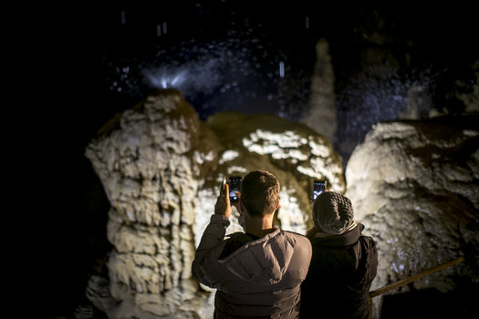 Zwei Personen machen Fotos in der Lurgrotte Semriach, umgeben von Felsen. | © Region Graz - Tom Lamm