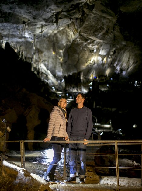 Romantisches Paar posiert in der Lurgrotte Semriach bei Nacht. | © Region Graz - Tom Lamm