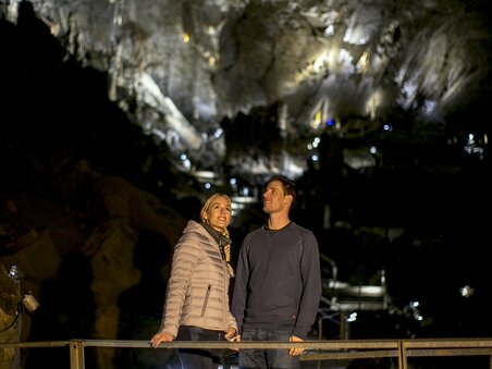 Romantic couple posing in Lurgrotte Semriach at night. | © Region Graz - Tom Lamm