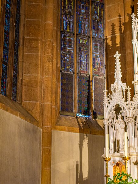 Vista dell'altare e della lampada sospesa nel santuario Maria Strassengel. | © TV Region OberGraz-Mias Photoart