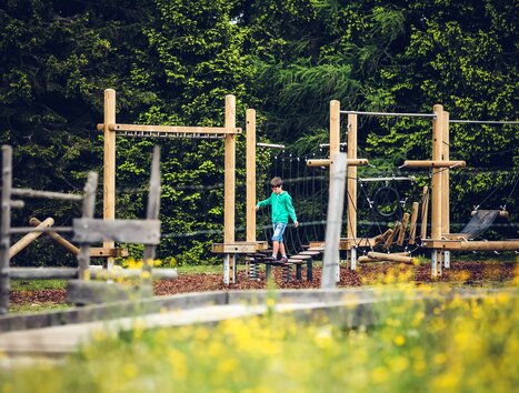 Un ragazzo gioca su una struttura di arrampicata in un parco giochi. | © Lupi Spuma